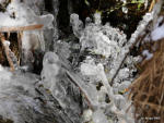  Eisgebilde, die durch einen Wasserfall entstanden sind